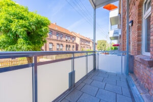 Moderner Balkon mit Blick auf Backsteinhäuser