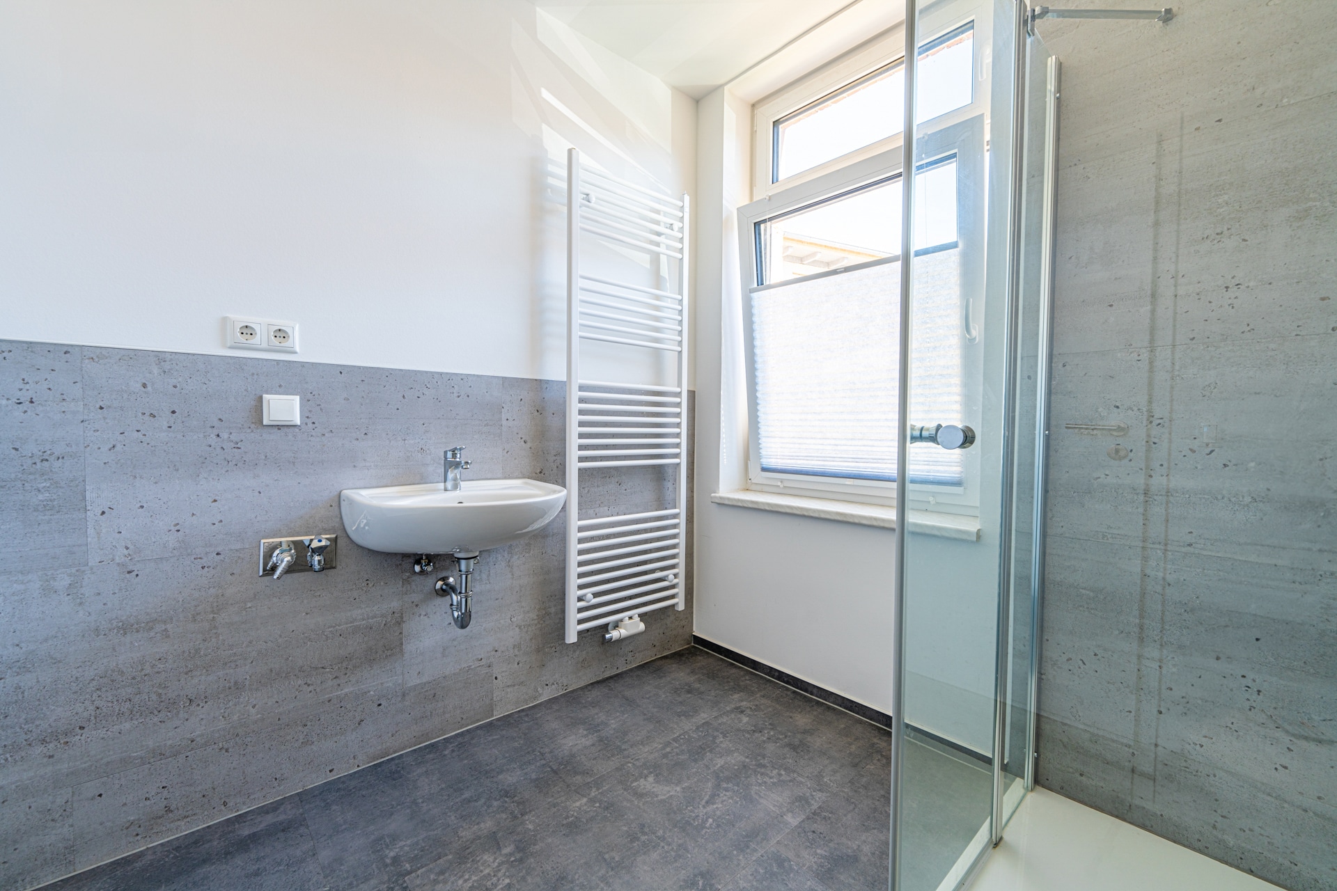 Modernes Badezimmer mit Dusche und Waschbecken