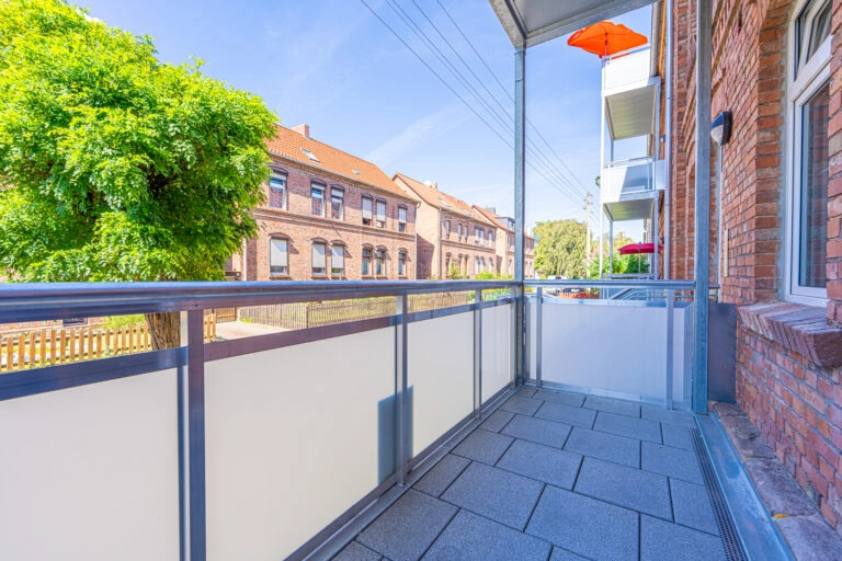 Moderner Balkon mit Blick auf Backsteinhäuser