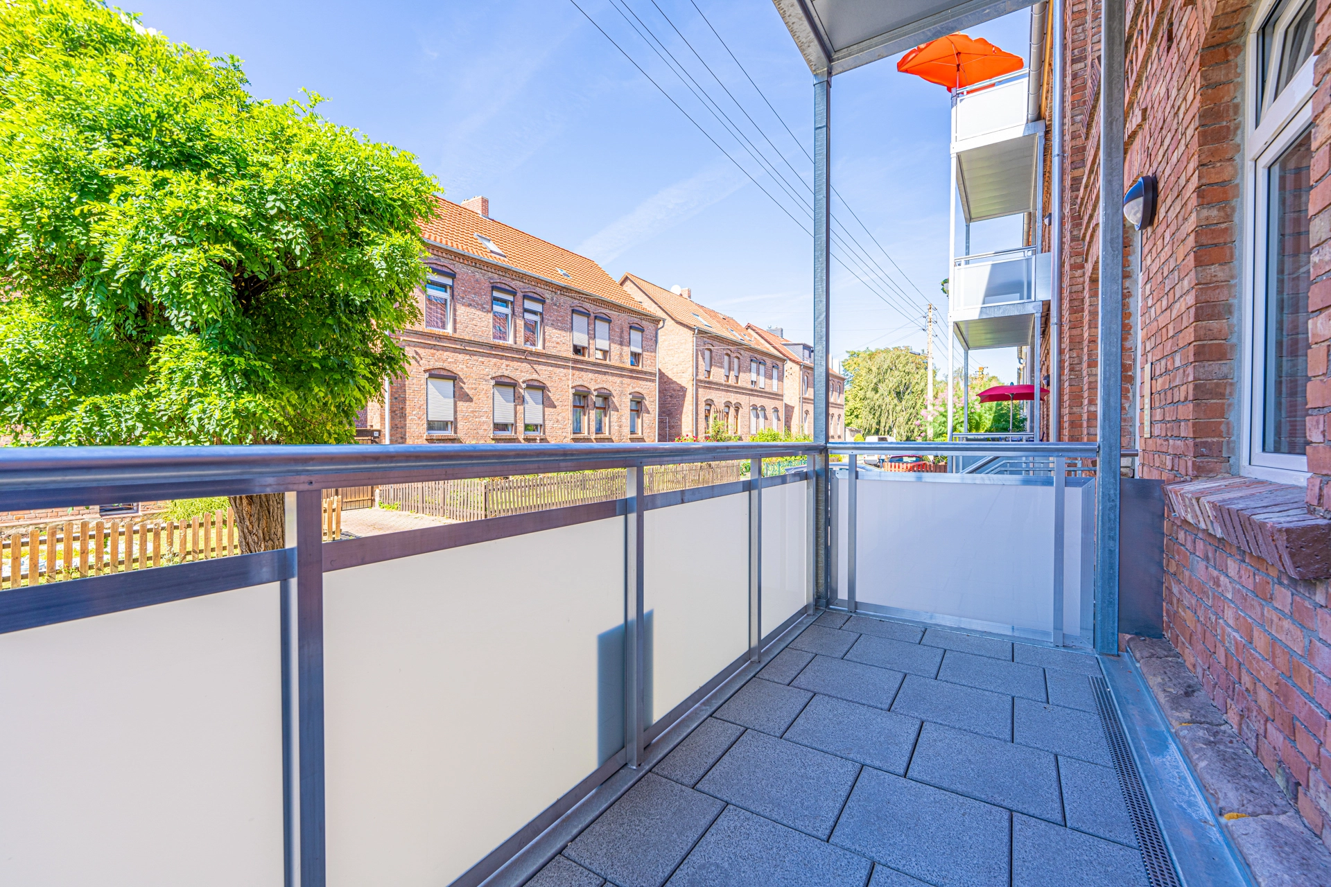 Moderner Balkon mit Blick auf Backsteinhäuser