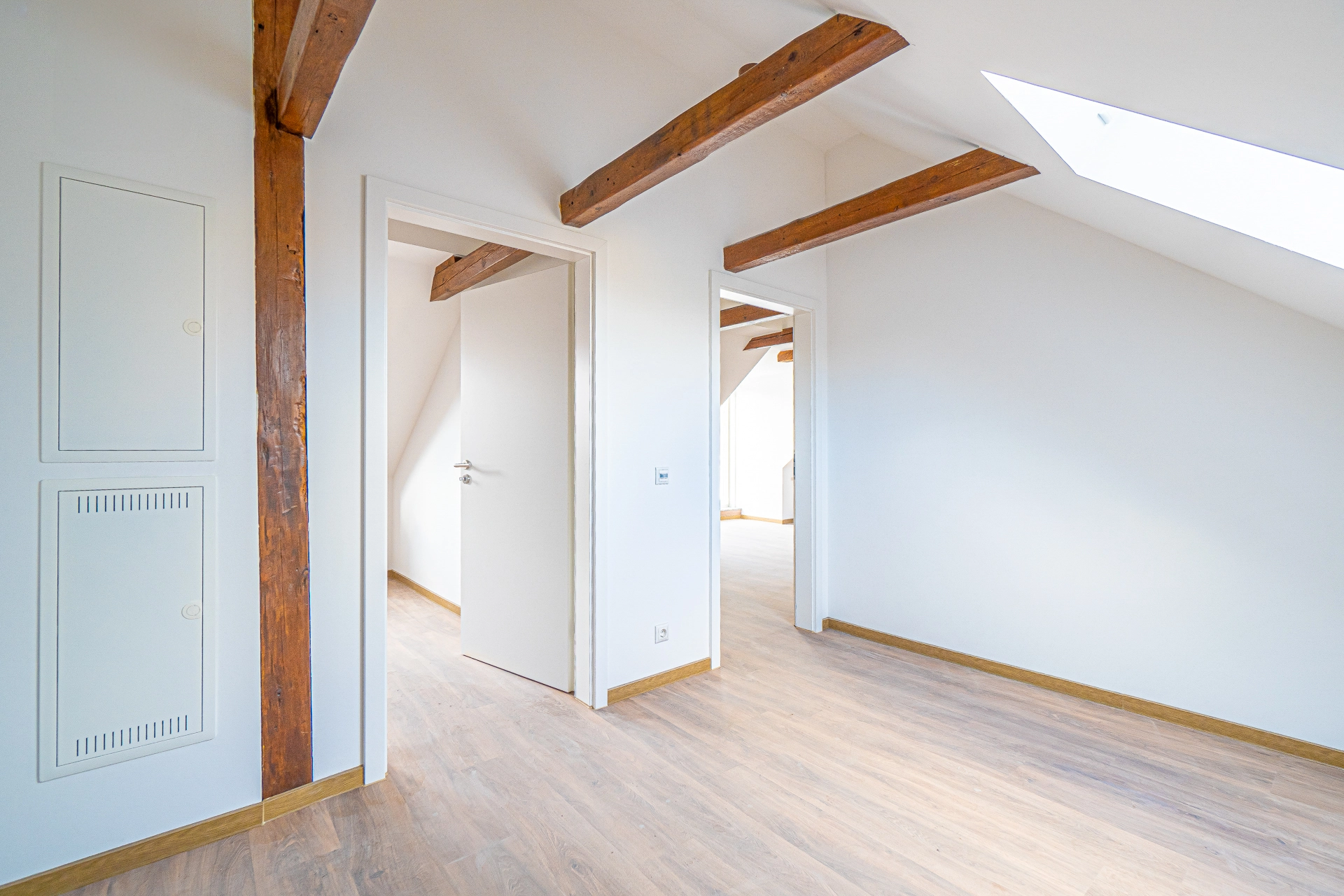 Helles Dachgeschoss mit Holzbalken